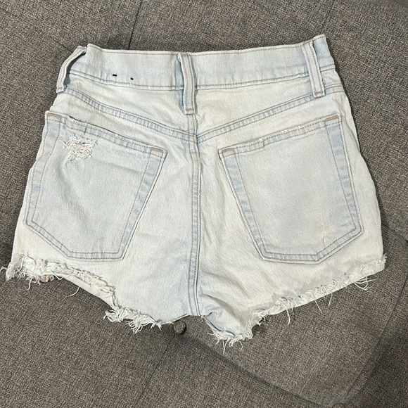 GAP Shorts - Picture 2 of 3